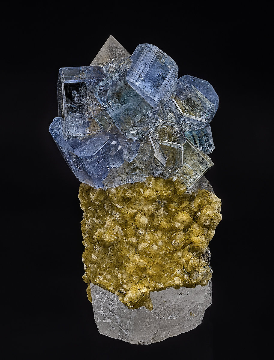 Fluorapatite, Quartz, Siderite
4.7 x 2.6 cm
(Autor: am mizunaka)