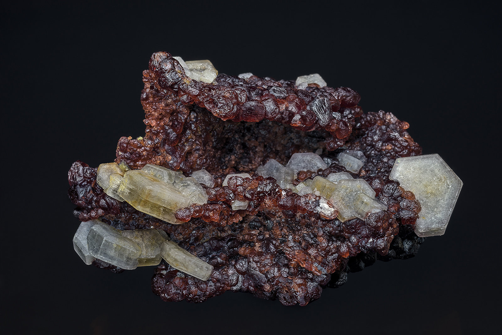 Fluorapatite, Spessartine
7.4 x 4.9 cm
(Autor: am mizunaka)