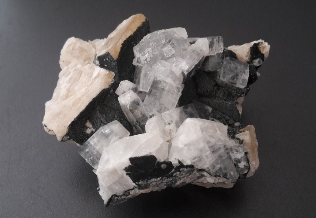 Apophyllite (Series), Calcite, Julgoldite (Series)
5 x 4 cm
(Autor: Andreas Gerstenberg)