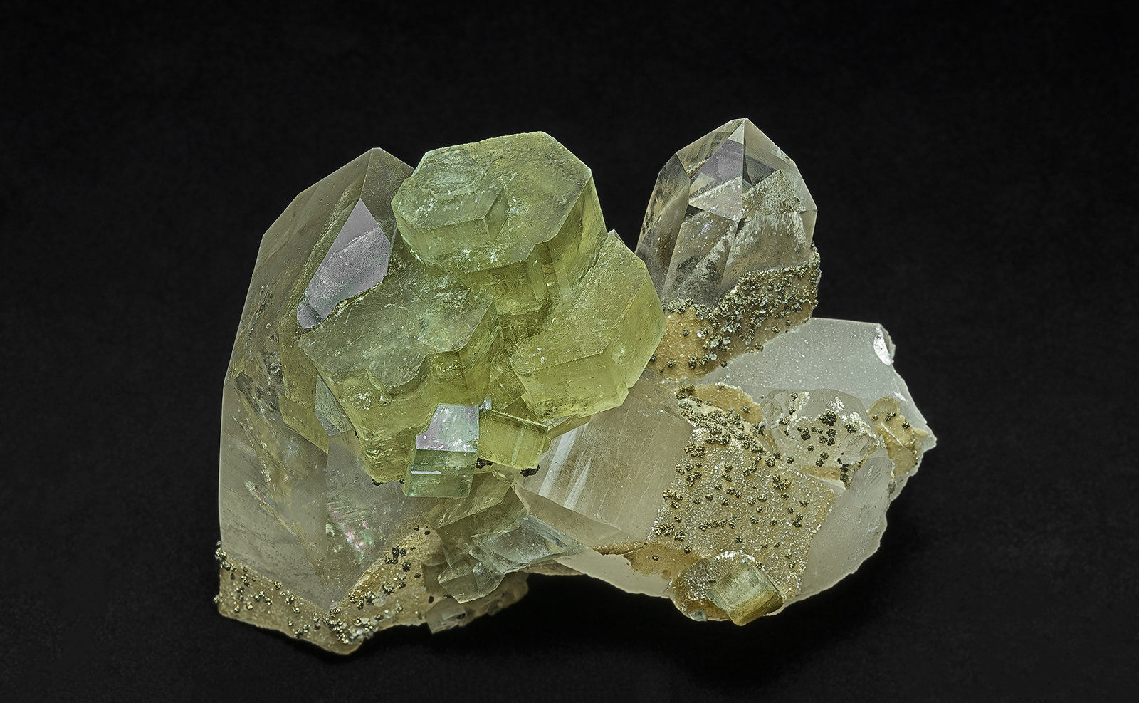 Fluorapatite, Quartz, Pyrite
7.6 x 5.0 cm
(Autor: am mizunaka)