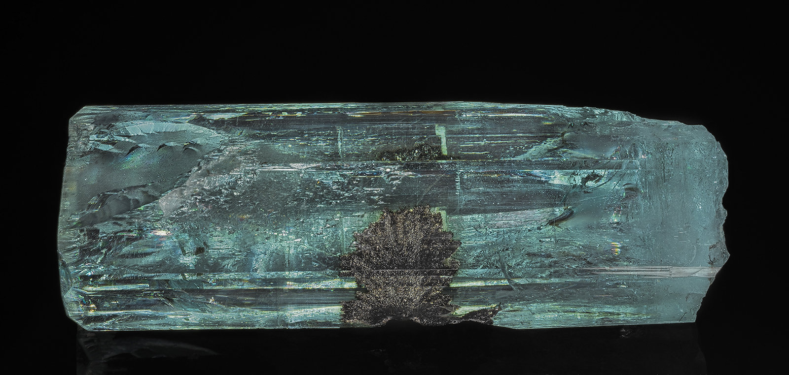 Beryl (variety aquamarine), Columbite-(Fe)
5.7 x 2.5 cm
(Autor: am mizunaka)