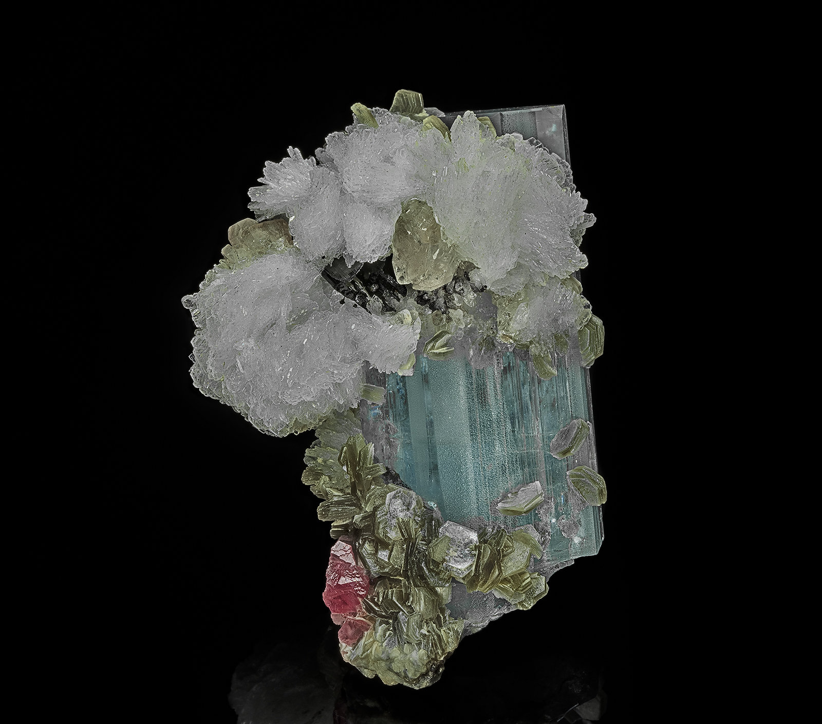 Beryl (variety aquamarine), Rhodochrosite, Apatite, Topaz, Schorl, Albite, Muscovite
6.4 x 4.5 cm
(Autor: am mizunaka)