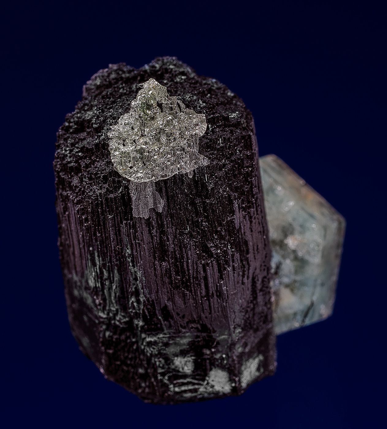Schorl, Beryl (var. aquamarine), Opal (var. opal-AN)
3.4 x 2.8 cm
(Autor: am mizunaka)