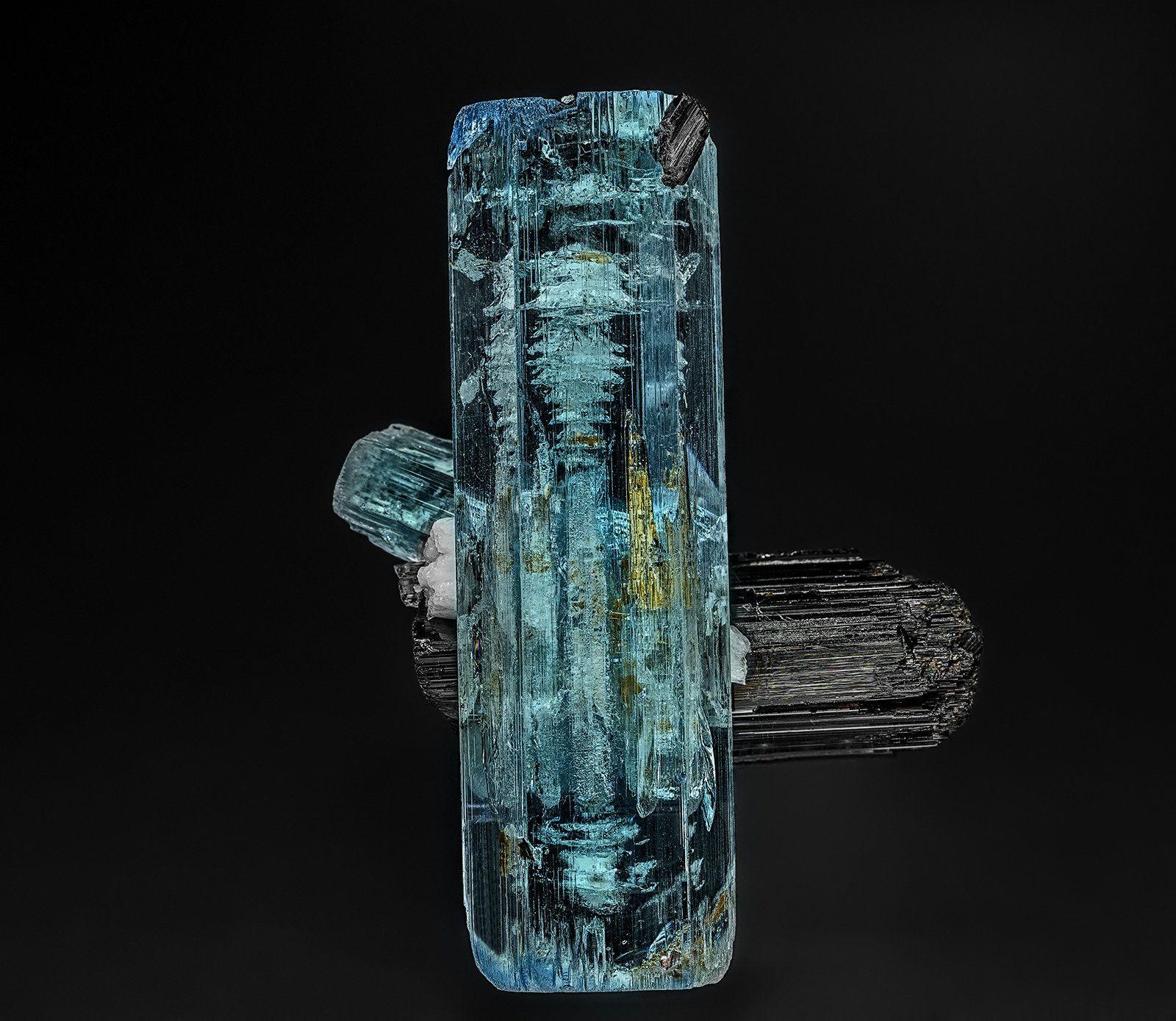 Beryl (variety aquamarine), Schorl
8.2 x 5.3 cm
(Autor: am mizunaka)