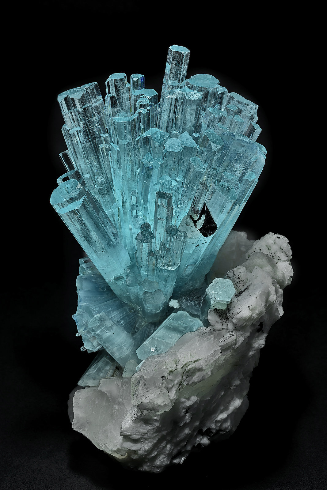 Beryl (variety aquamarine)
9.0 x 15.5 cm
(Autor: am mizunaka)