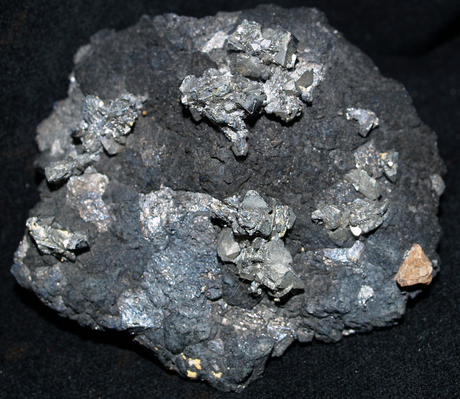 Arsenopyrite with Genthelvite on Magnetite
7x6x2 cm
(Autor: Joseph DOliveira)