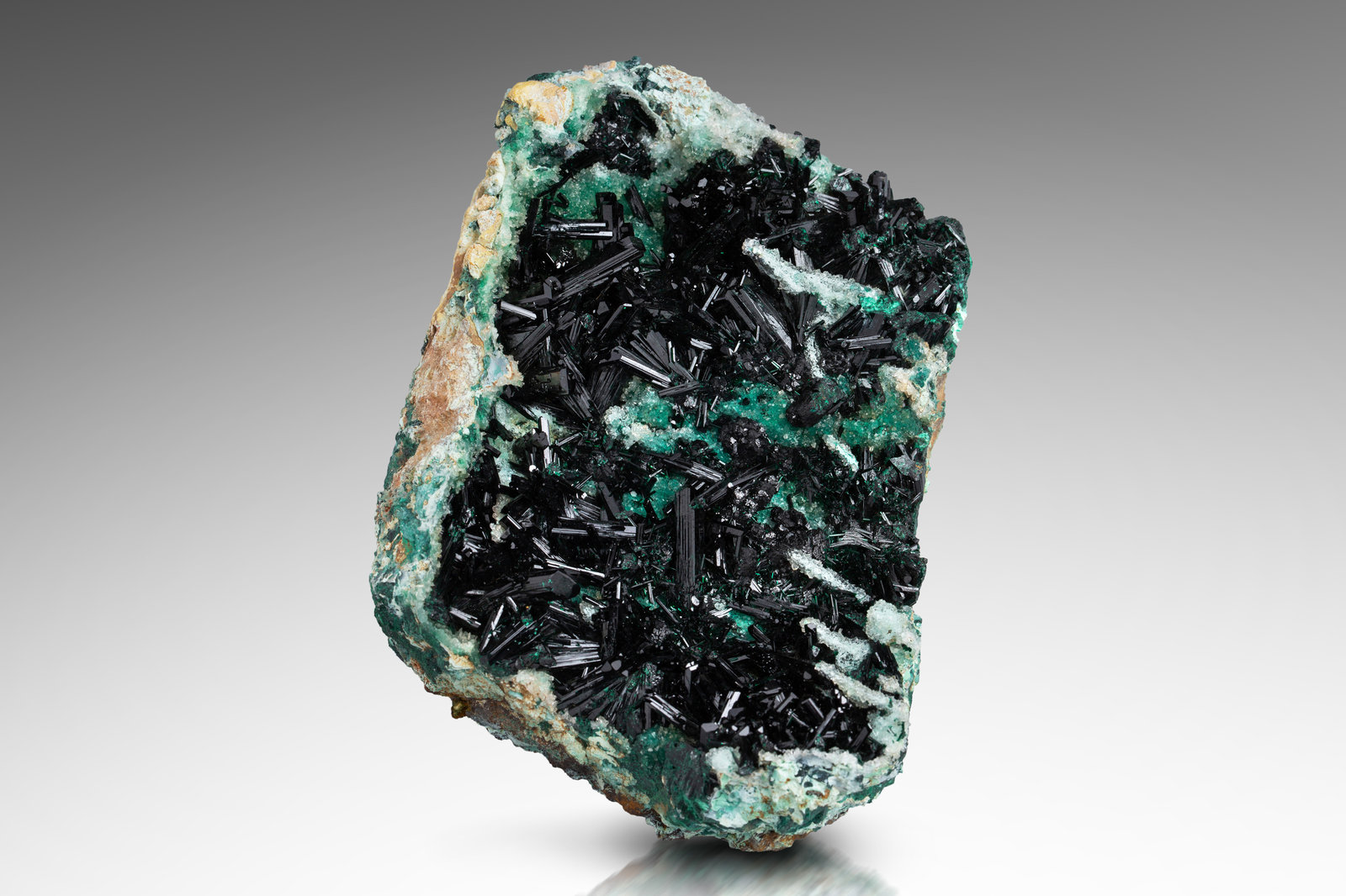Atacamite
15 x 10 x 5 cm / main crystal size: 2.2 cm
(Autor: MIM Museum)