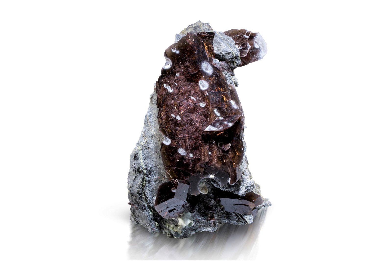 Axinite-(Fe)
14 x 16 x 17 cm / main crystal: 15.5 cm
(Autor: MIM Museum)
