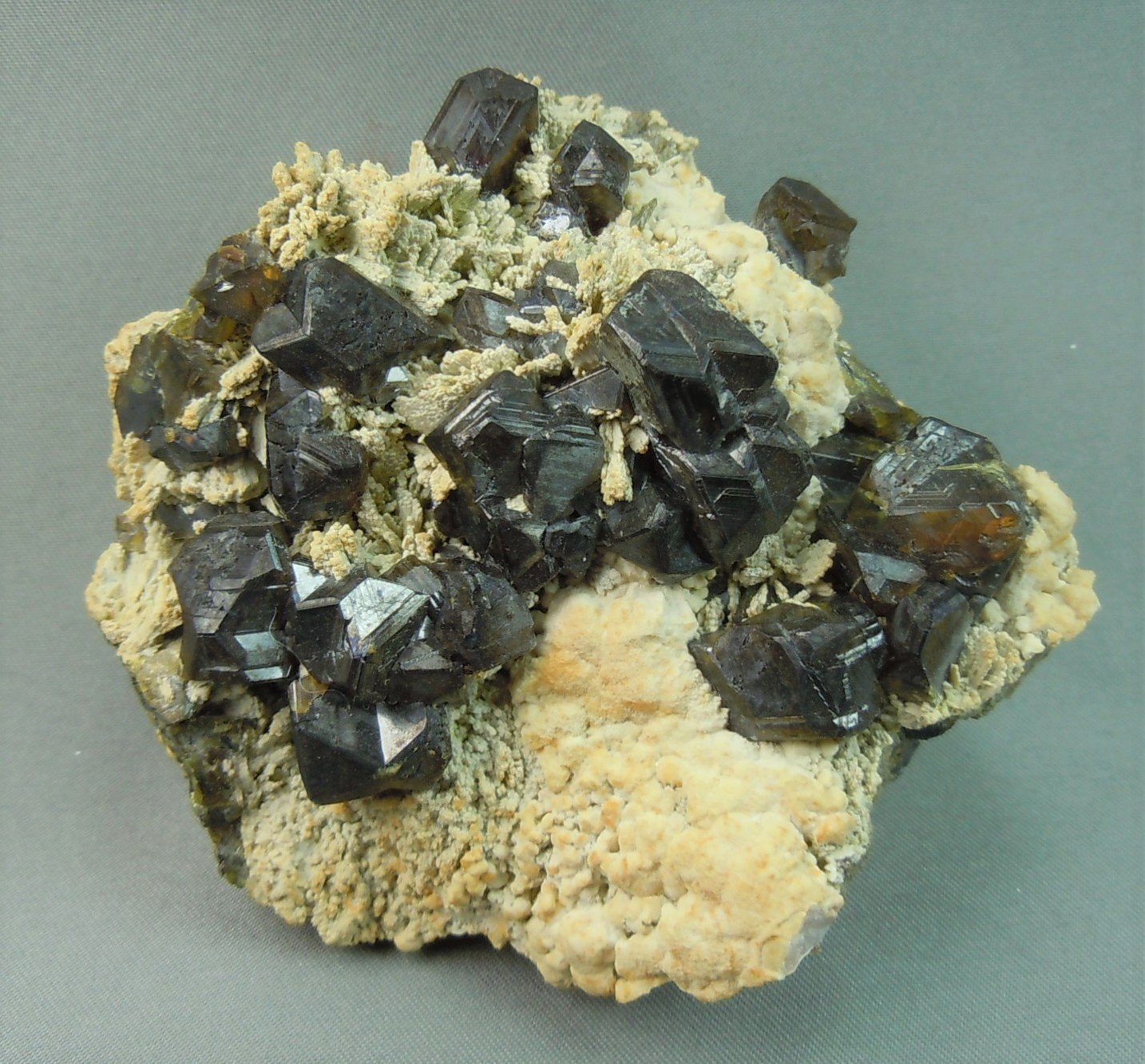 Sphalerite
7.5cm x 7.0
(Autor: rweaver)