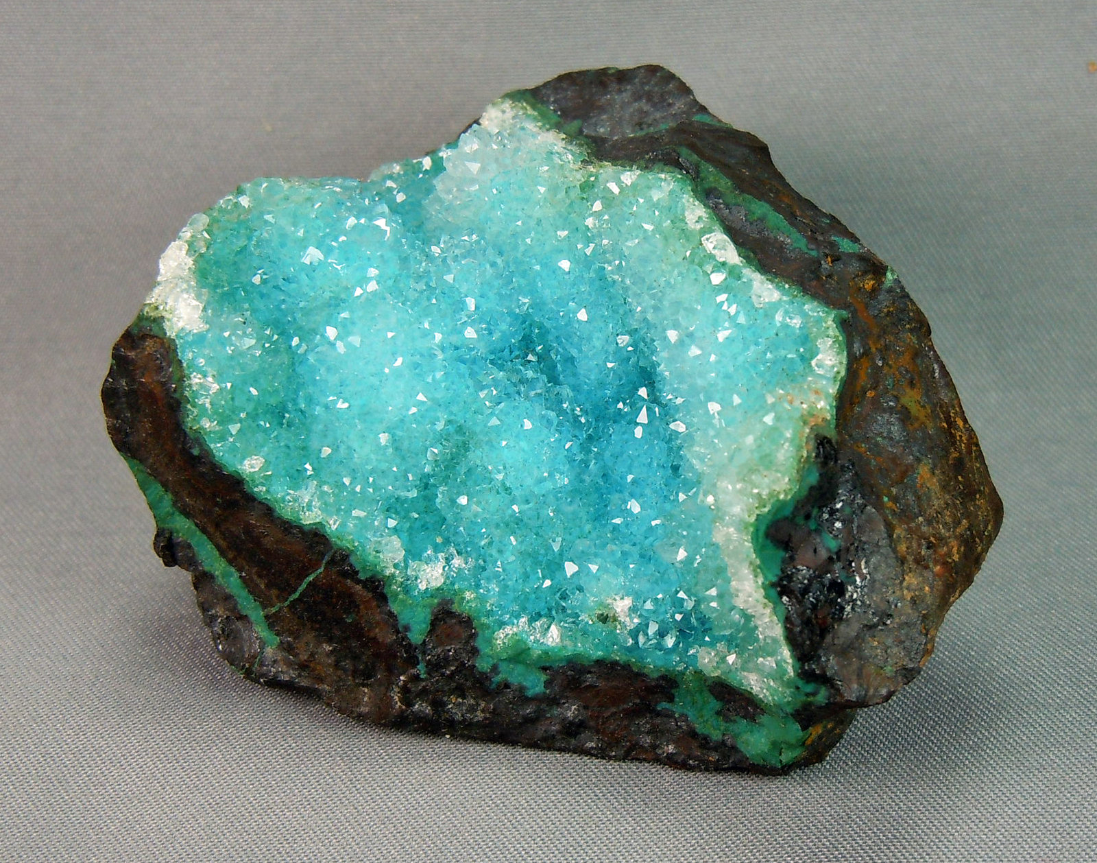 Quartz on Chrysocolla
6.0cm x 5.0cm
(Autor: rweaver)