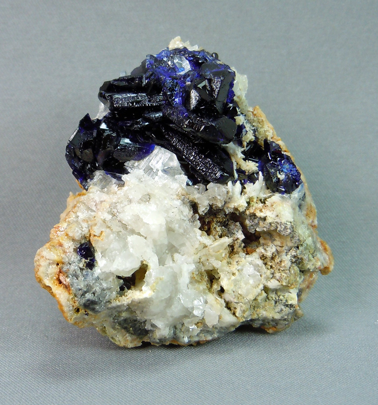 Azurite and Cerussite
5.0cm x 4.5cm
(Autor: rweaver)