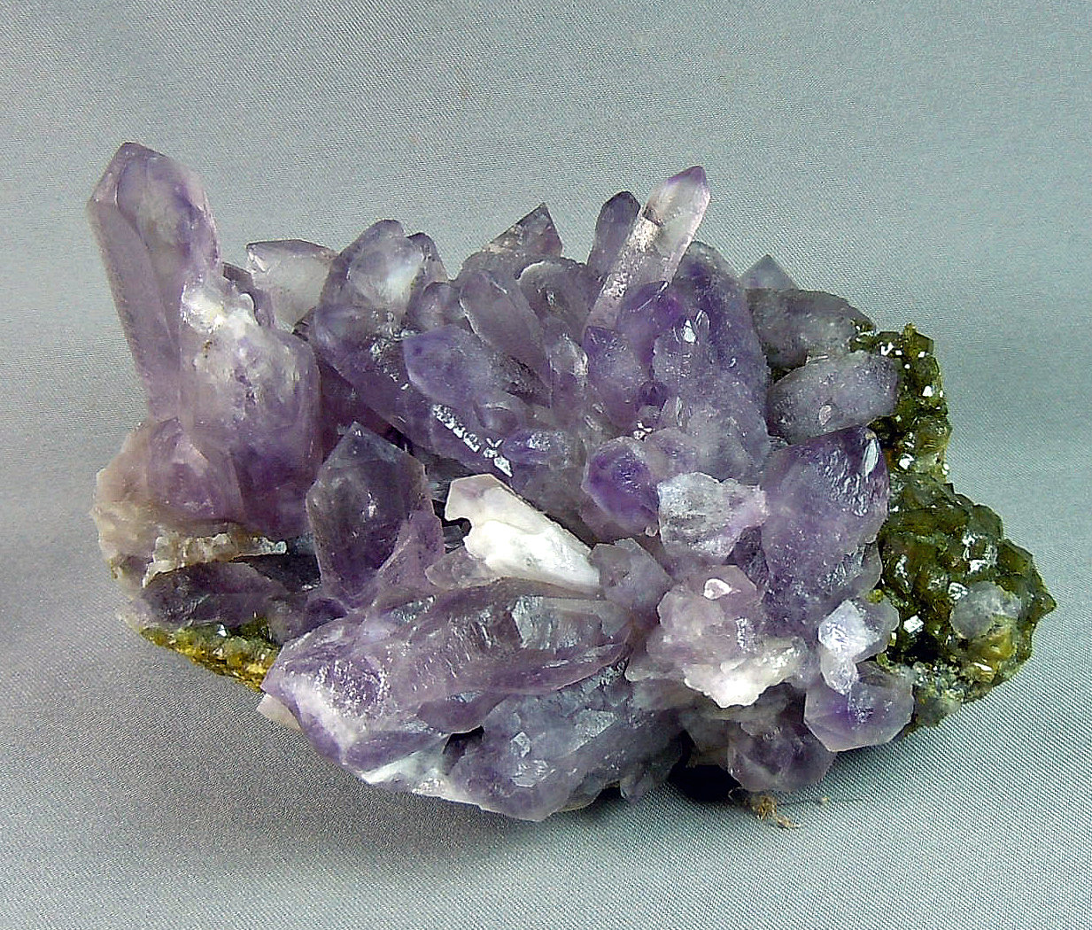 Quartz (variety amethyst) with Andradite (Garnet Group)
10.0 cm x 7.0 cm
(Autor: rweaver)