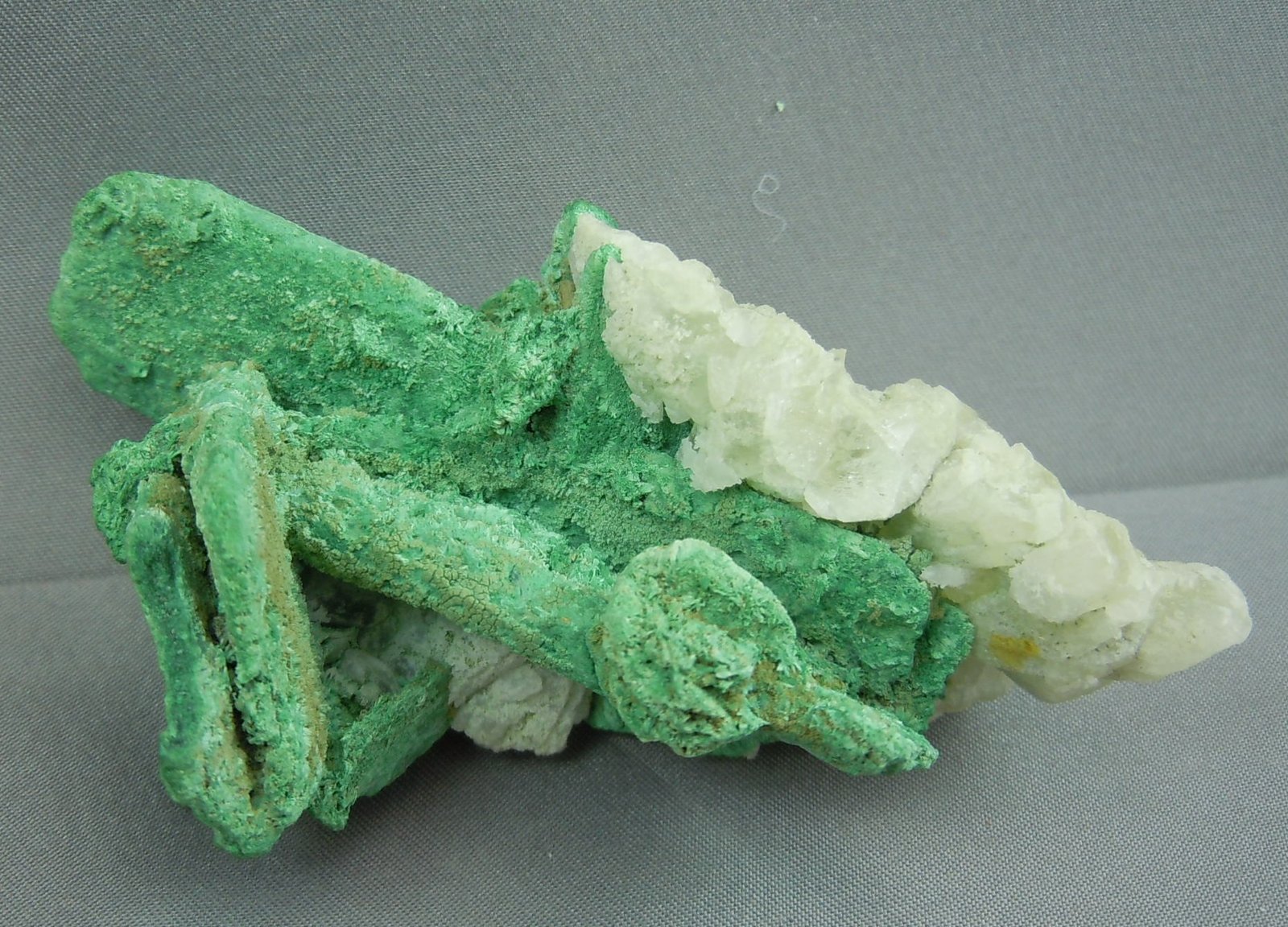 Malachite after Azurite with Calcite
8.0cm x 5.0cm
(Autor: rweaver)