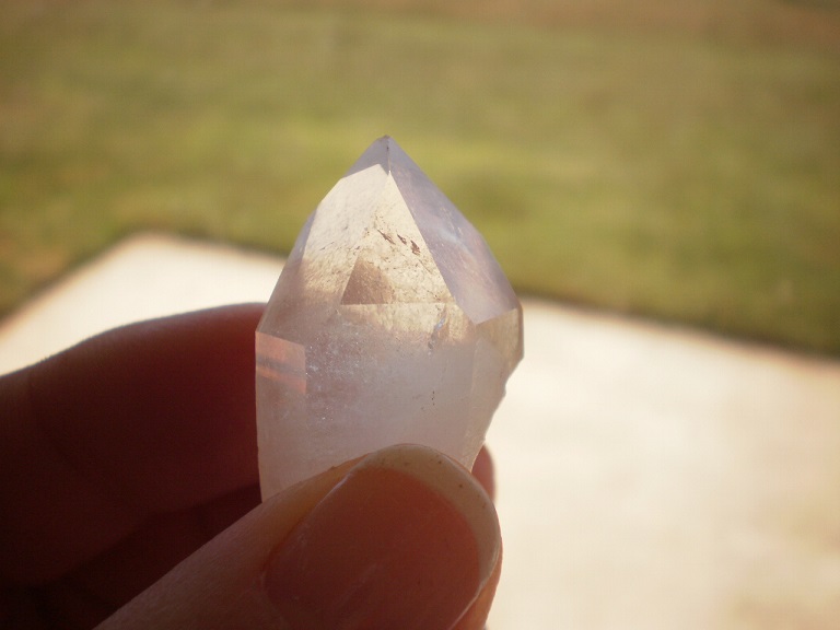 Quartz
3.2 cm high x 1.6 cm wide x 1.6 cm deep
(Autor: Reelgoodwoman)
