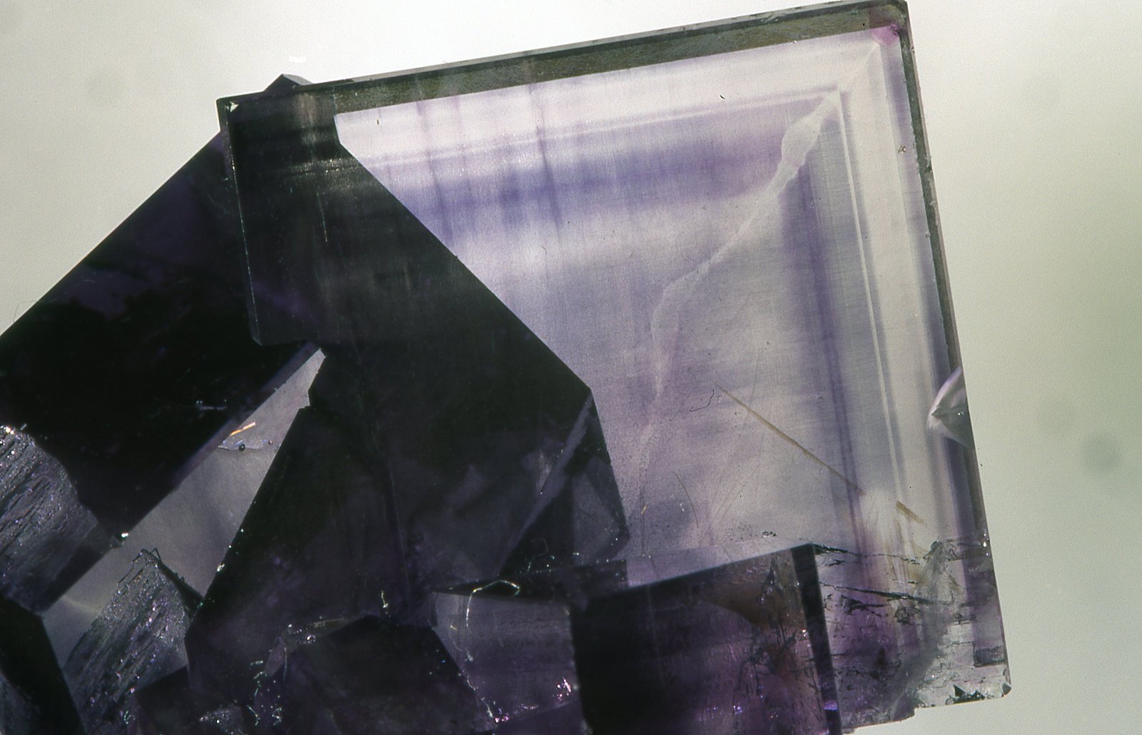 Fluorite
Crystal is 2.5cm x 2.5cm x 1cm
(Autor: James Catmur)