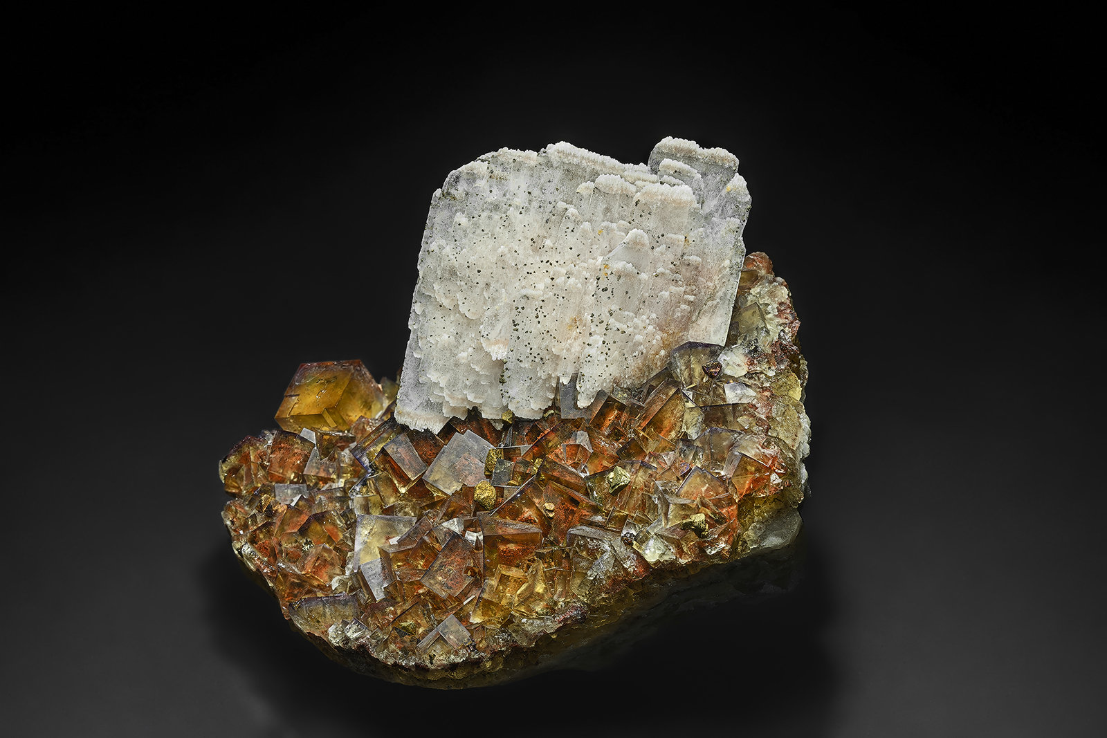 Barite, Fluorite, Chalcopyrite
9.5 x 6.5 cm
(Autor: am mizunaka)
