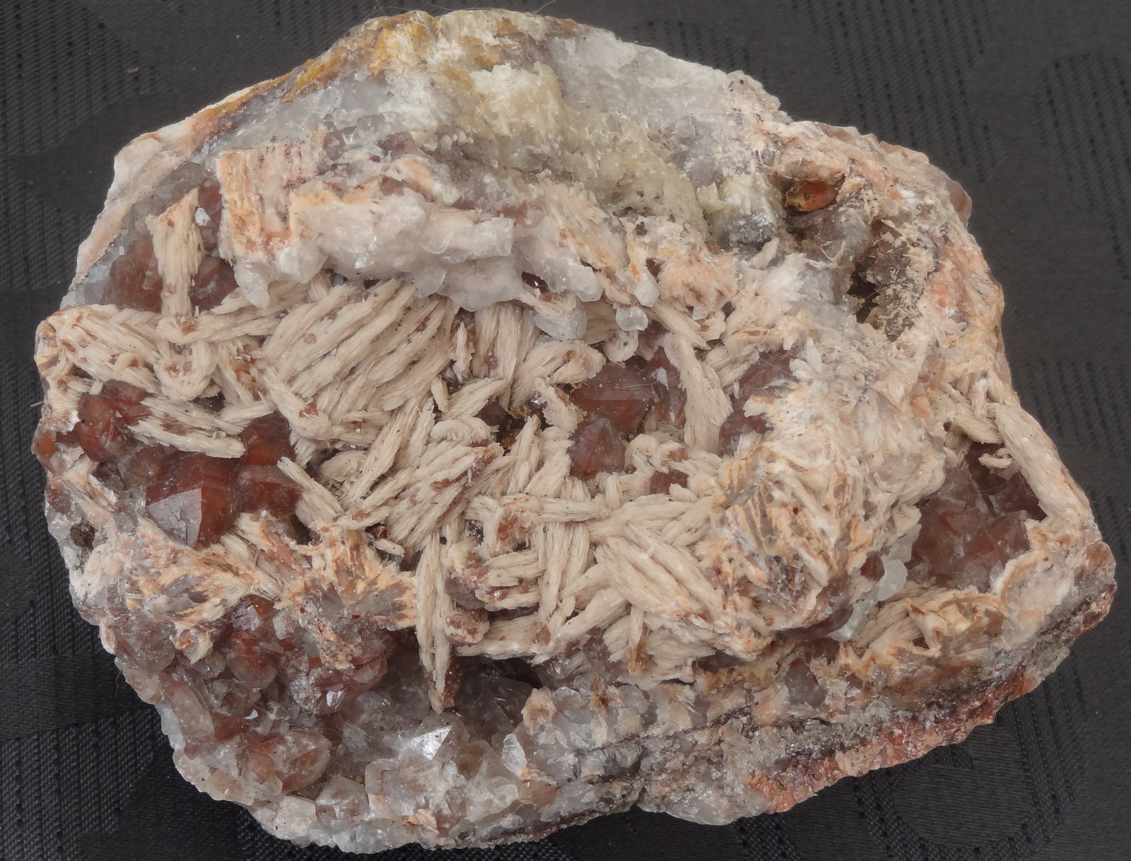 Barite on Red Quartz
14X10X8cm
(Autor: Dave van Bladel)