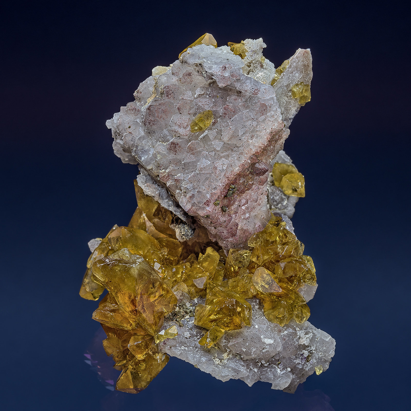 Barite, Quartz
7.0 x 6.0 x 7.3 cm
(Autor: am mizunaka)
