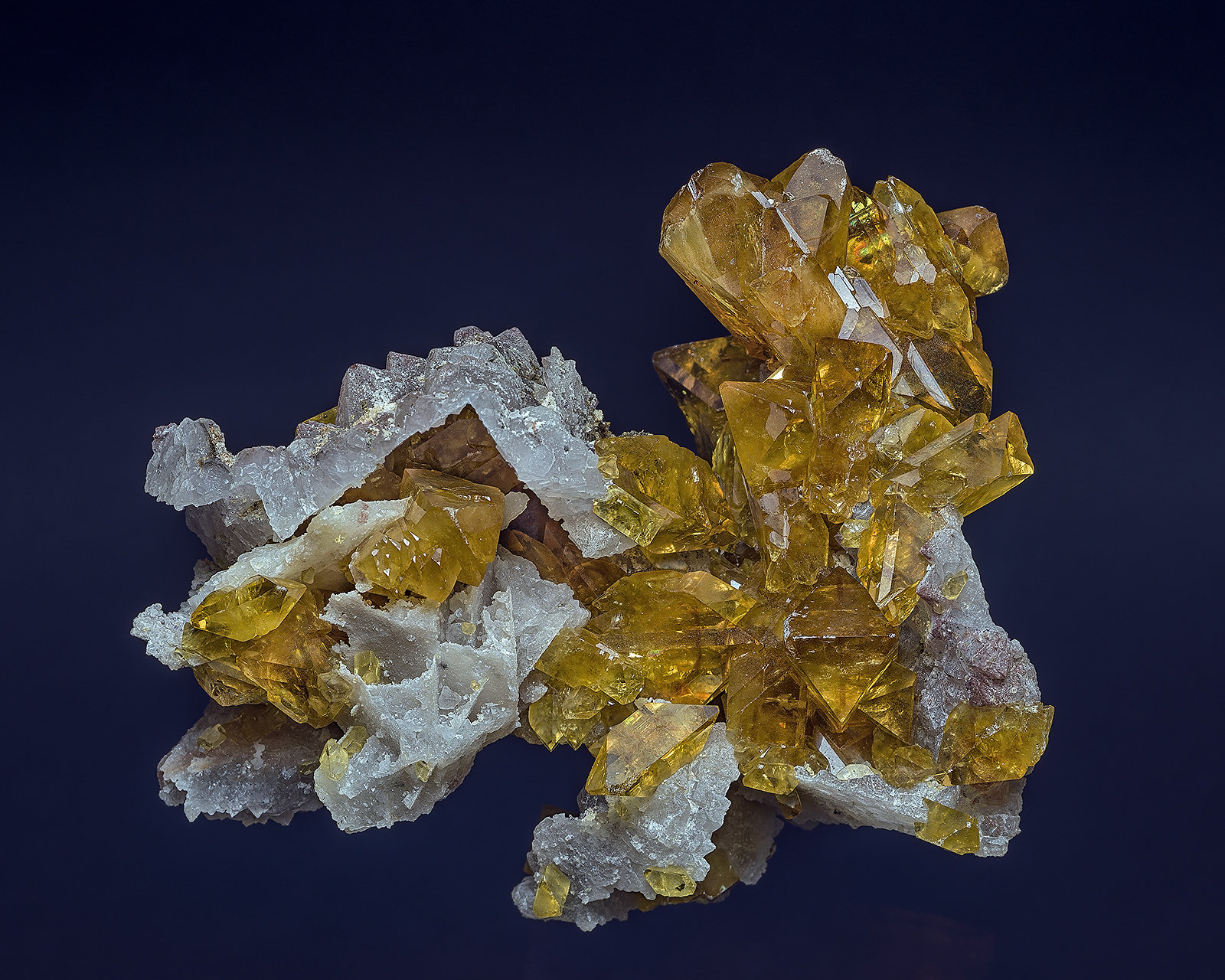 Barite, Quartz
7.0 x 6.0 x 7.3 cm
(Autor: am mizunaka)