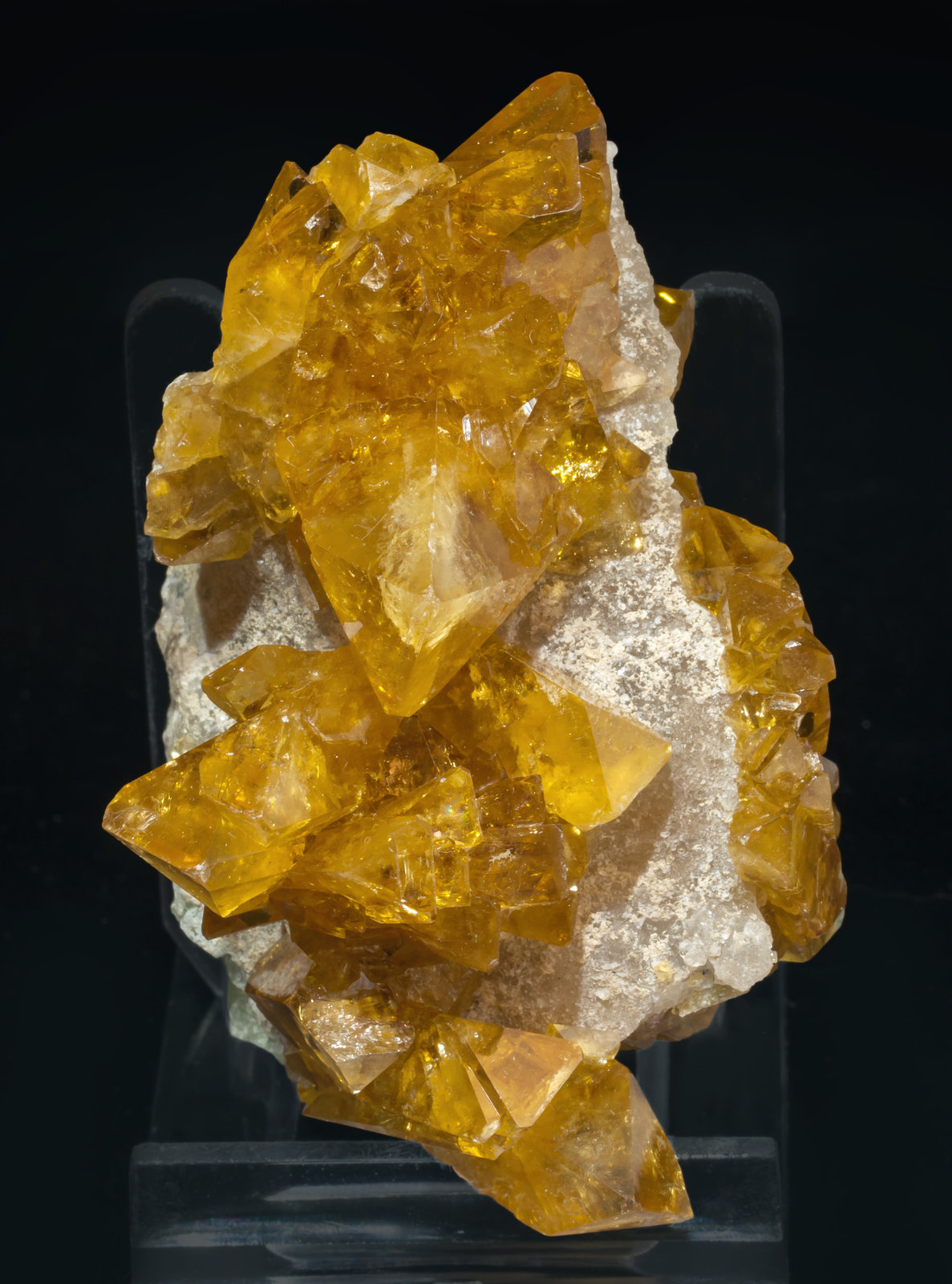 Baryte and Quartz
Specimen size: 7.2 × 4.2 × 3.6 cm / Main crystal size: 2 × 1 cm
(Autor: Jordi Fabre)
