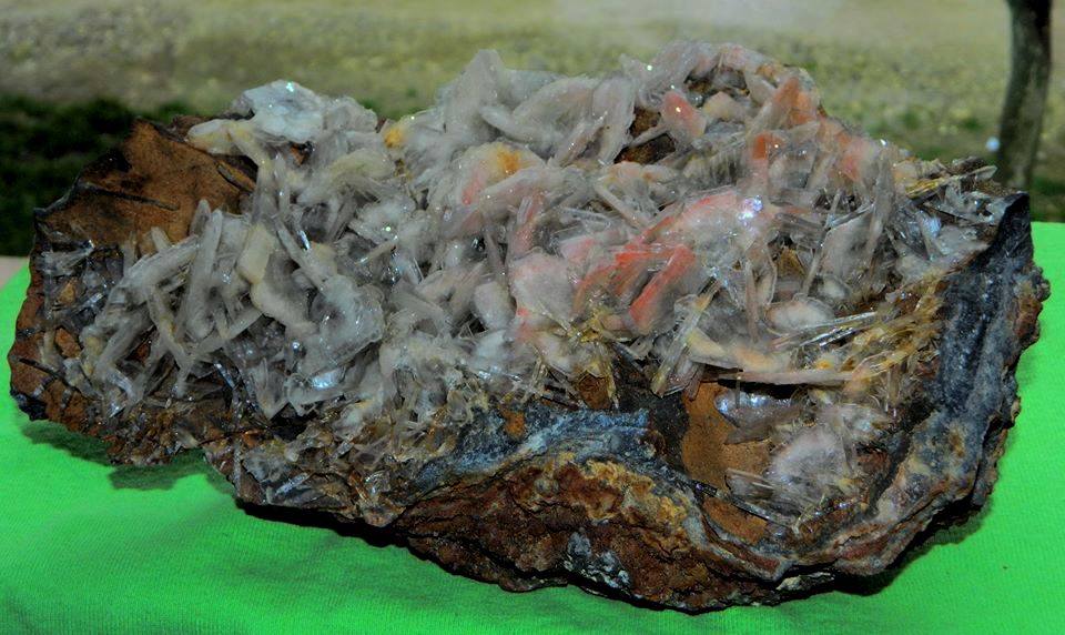 Barite, Realgar
26 x 18 cm
(Autor: Deyu)