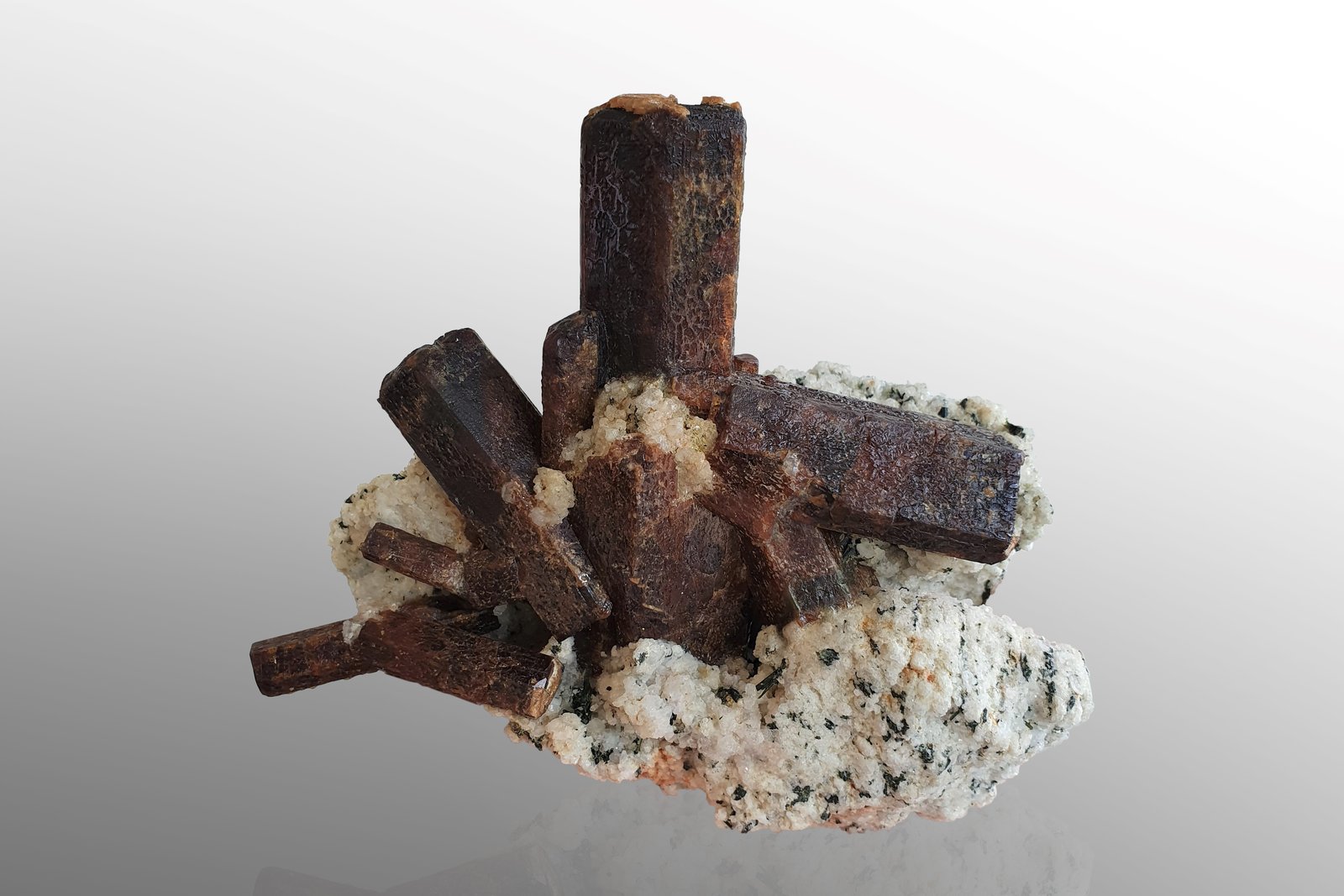 Bastnäsita-(Ce)
13 x 7 x 12 cm / main crystal: 5 cm.
(Autor: MIM Museum)