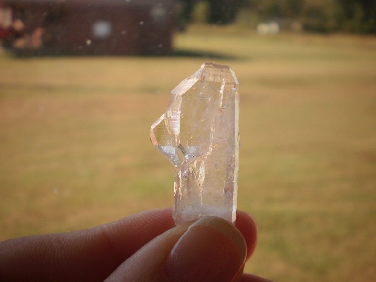 Quartz
1 1/4" high and 5/8" wide and 1/4" deep
(Autor: Reelgoodwoman)