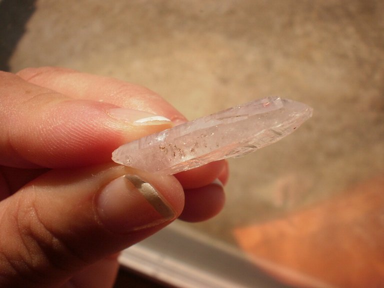 Quartz
1 1/4" high and 5/8" wide and 1/4" deep
(Autor: Reelgoodwoman)