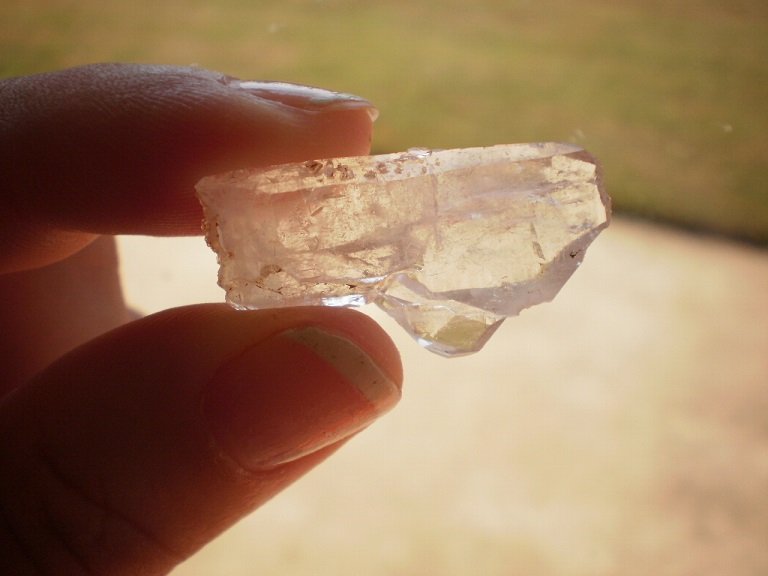 Quartz
1 1/4" high and 5/8" wide and 1/4" deep
(Autor: Reelgoodwoman)