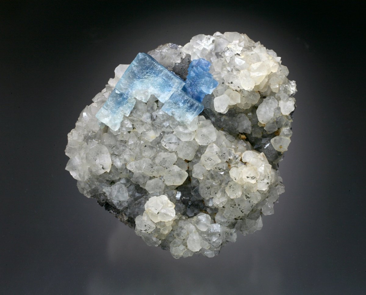 Fluorite and Quartz
8x6x4 cm overall size
(Autor: Jesse Fisher)