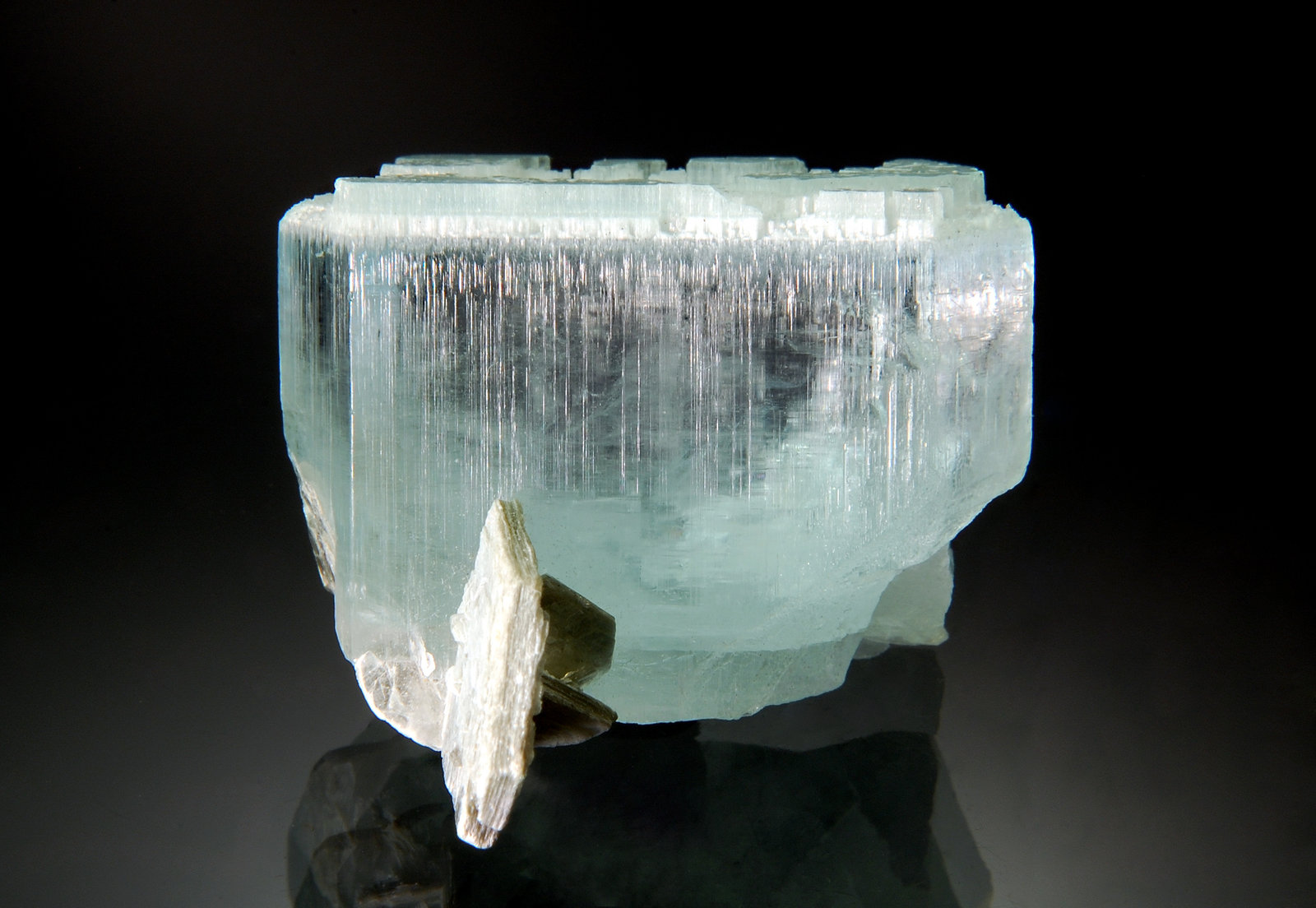 Beryl var. aquamarine
3.3 x 3.9 cm
(Autor: Michael Shaw)