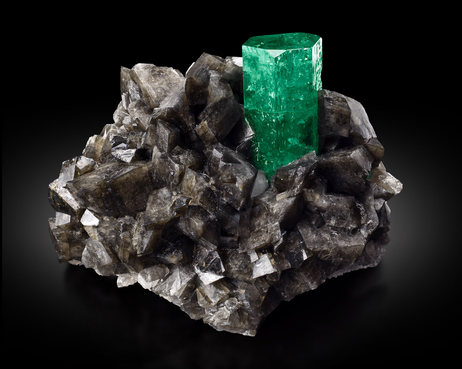 Beryl (variety emerald) on Calcite
7.5 x 5 x 5.5 cm / main crystal: 2.8 cm
(Autor: MIM Museum)