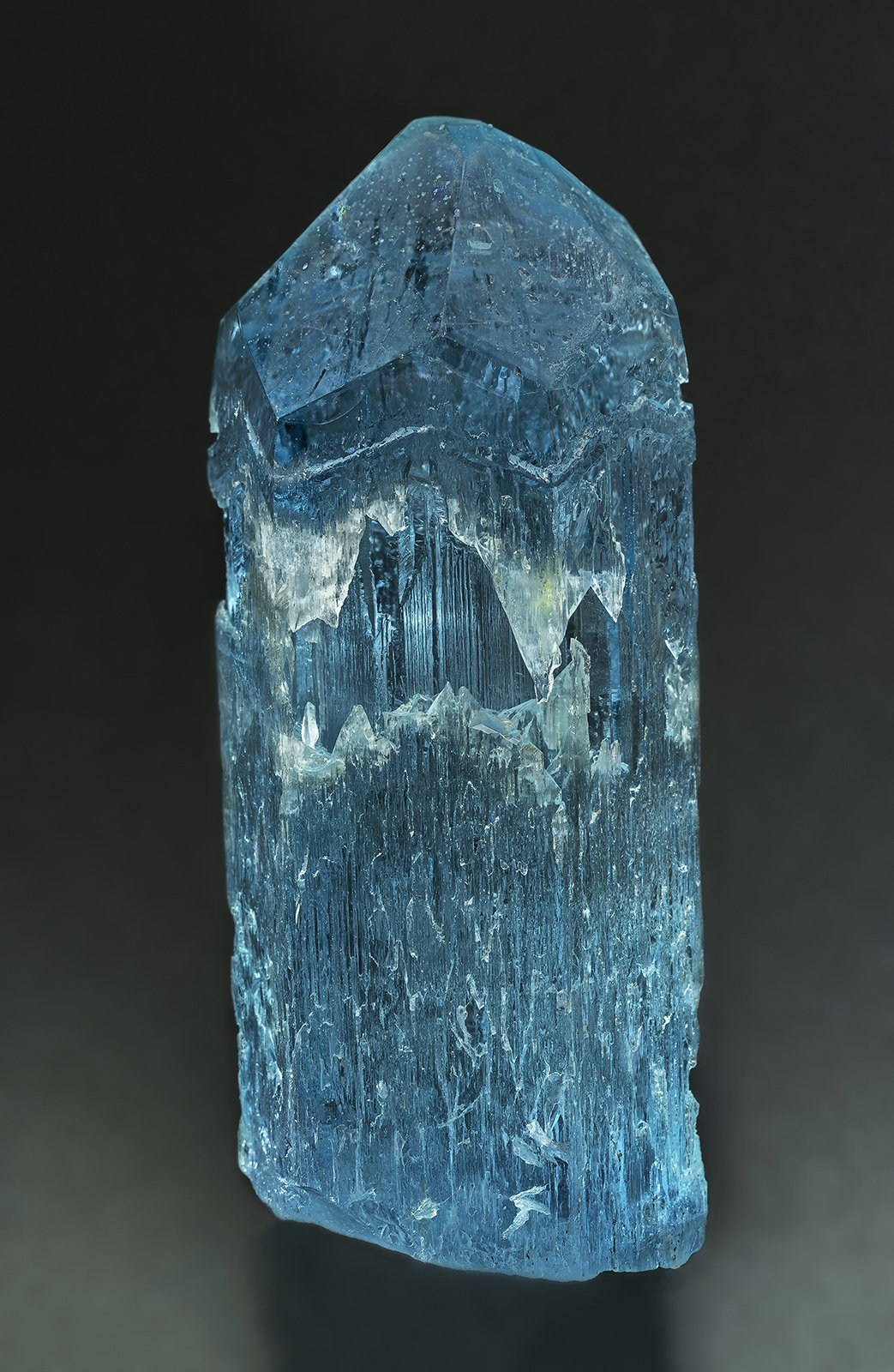 Beryl (variety aquamarine)
8.8 x 3.6 cm
(Autor: am mizunaka)