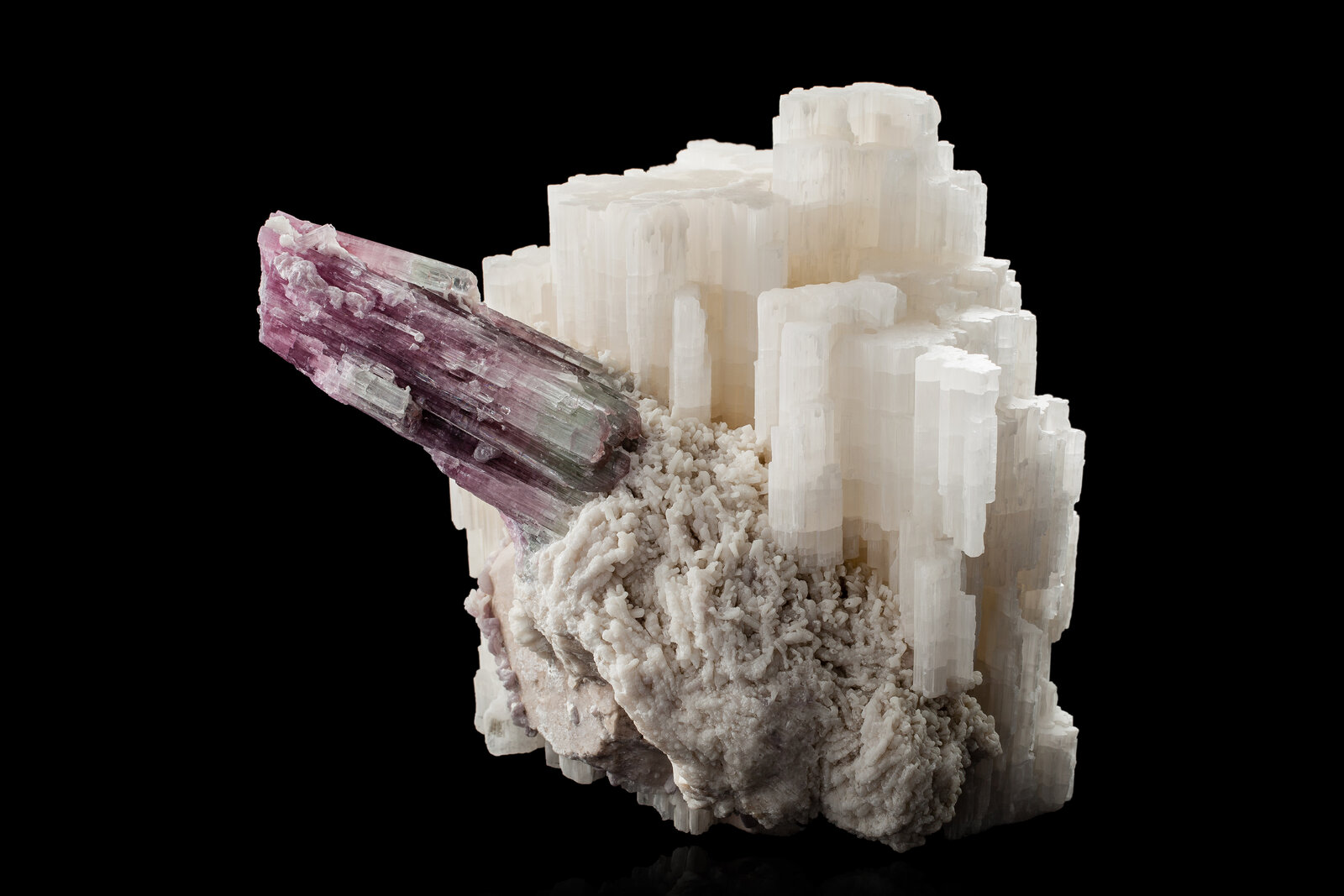 Beryllonite with Elbaite, Albite and Orthoclase
17 x 20 x 18 cm
(Autor: MIM Museum)