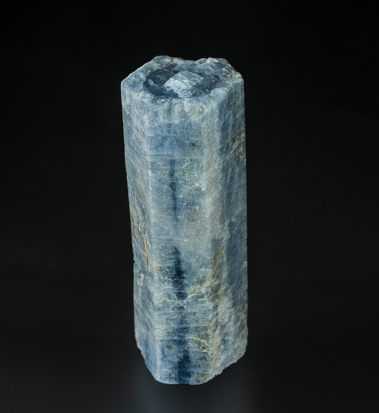 Beryl (variety aquamarine)
4.5 x 1.5 cm
(Autor: am mizunaka)