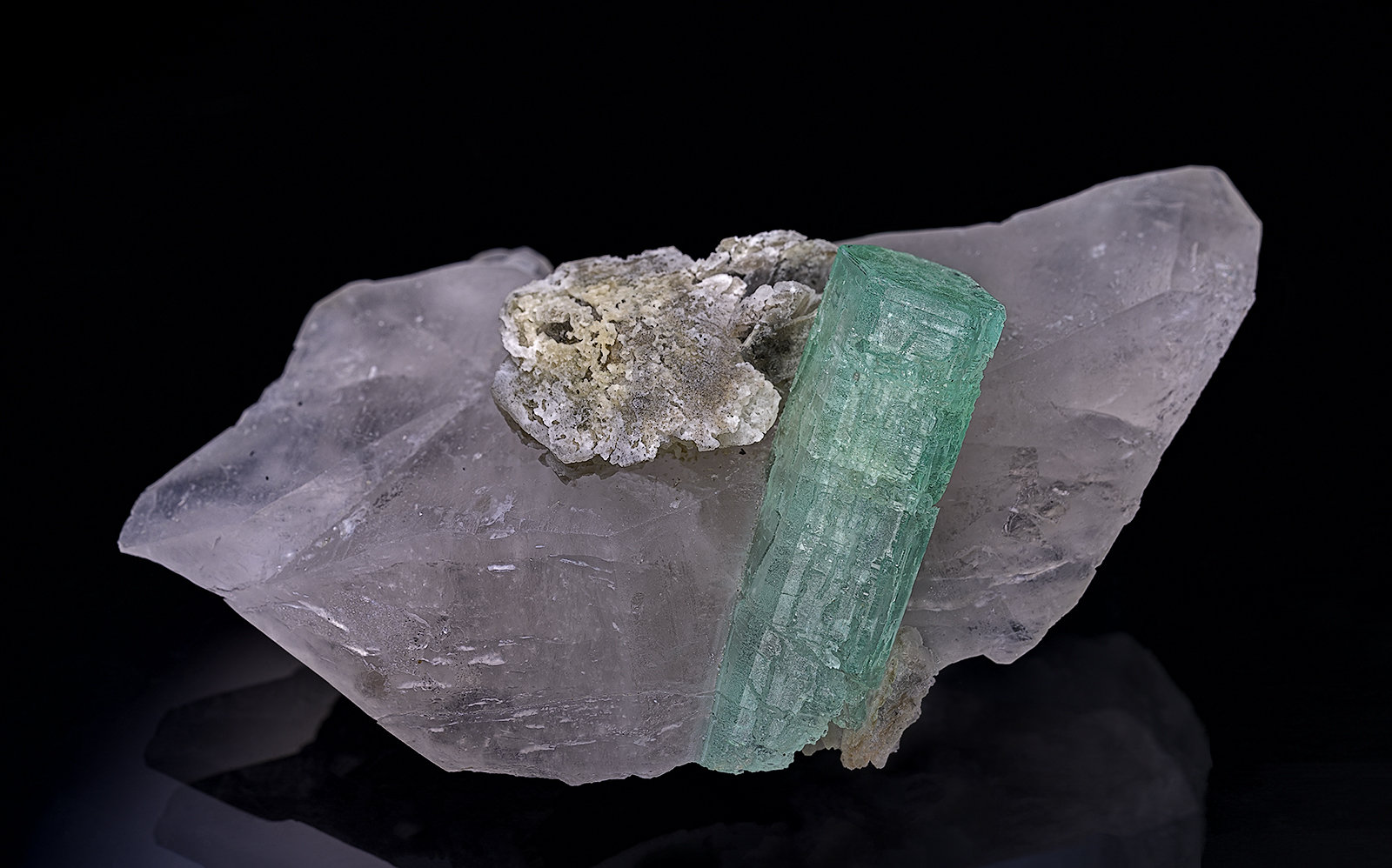 Beryl (variety emerald), Quartz, Calcite
9.8 x 5.3 cm
(Autor: am mizunaka)