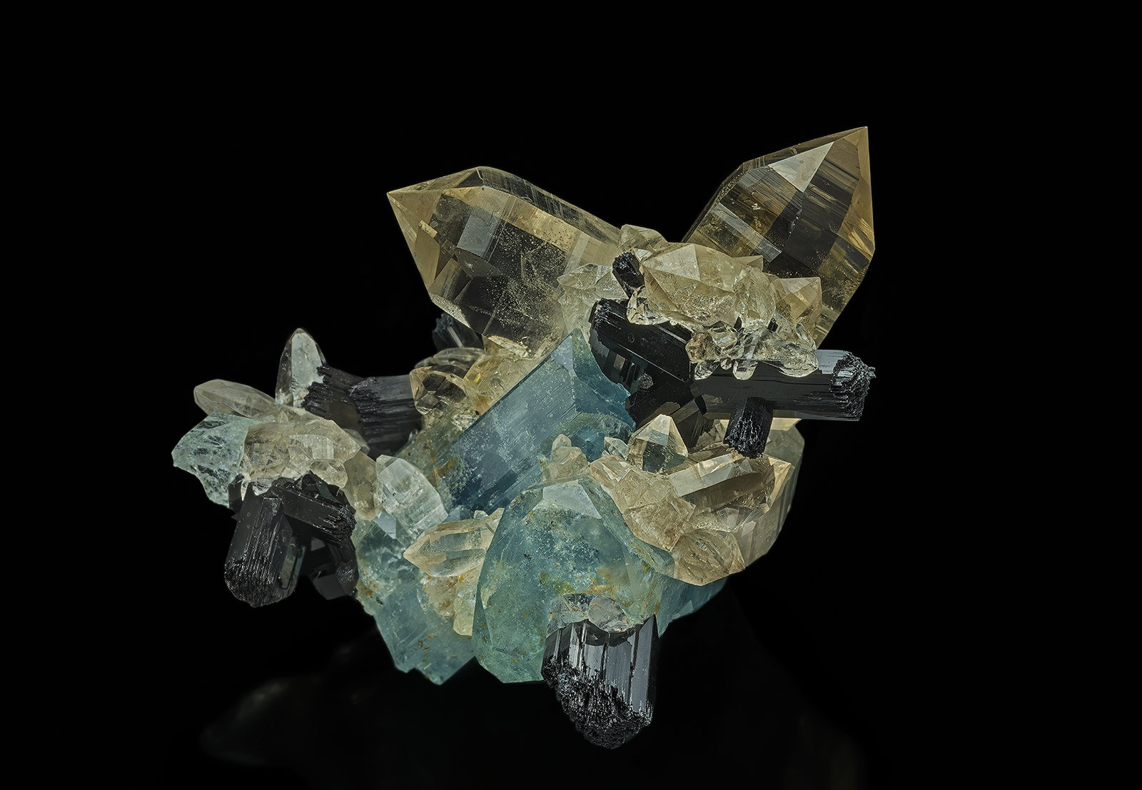 Beryl (variety aquamarine), Quartz, Schorl, Topaz
6.1 x 4.5 cm
(Autor: am mizunaka)