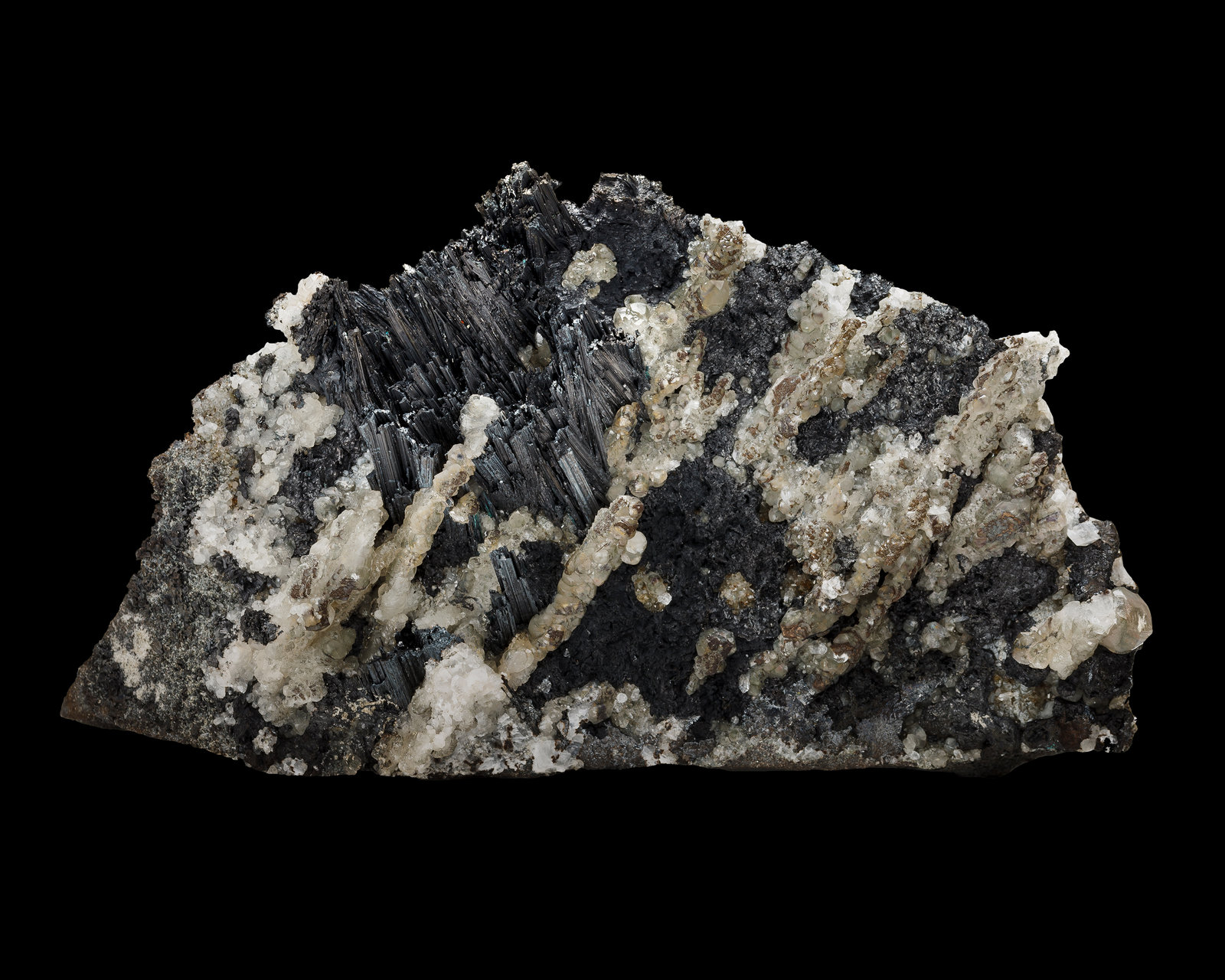 Betekhtinite
16 x 3.5 x 9.5 cm / main crystal: 2.5 cm
(Autor: MIM Museum)