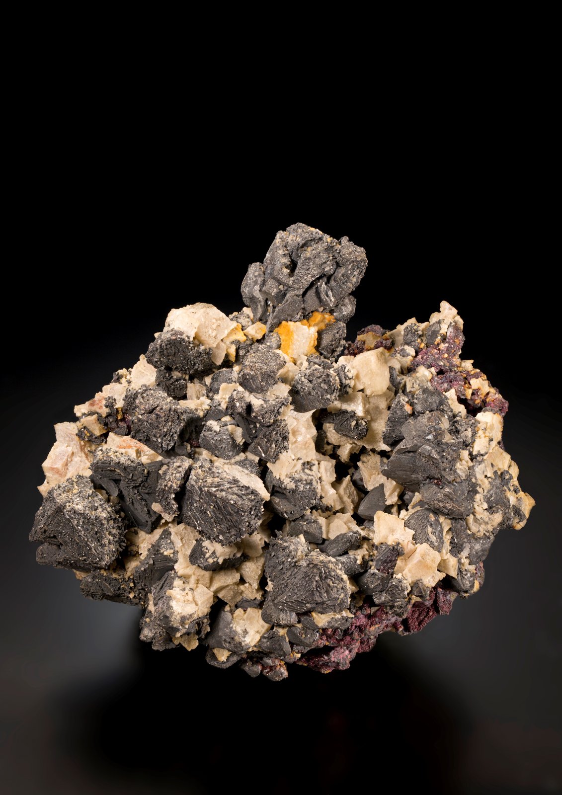 Bismuth with Dolomite and Erythrite
9 x 11 x 8 cm / main crystal: 2.2 cm.
(Autor: MIM Museum)