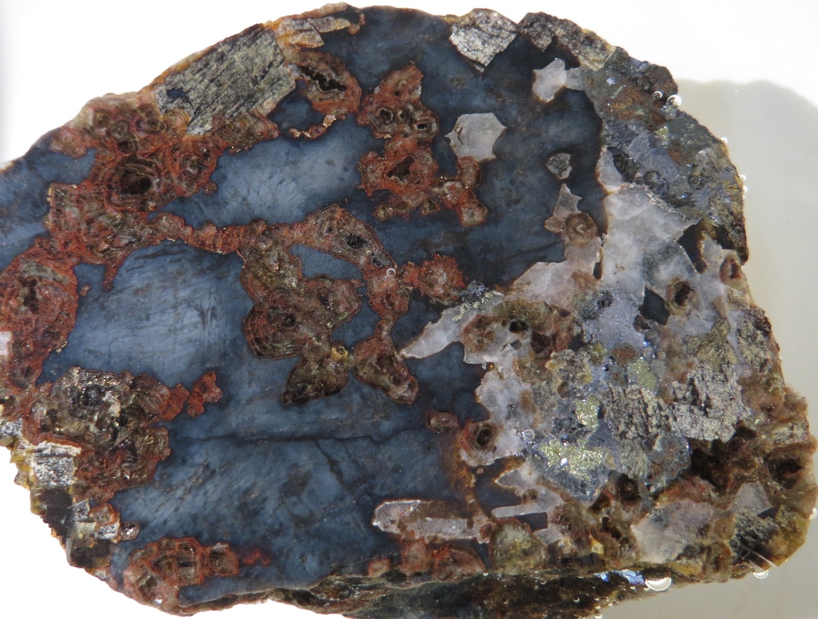 Cryolite (black), Fluorite (with Th), Siderite, Quartz, Galenite, Chalcopyrite
FoV: 7 x 6 cm
(Autor: kakov)