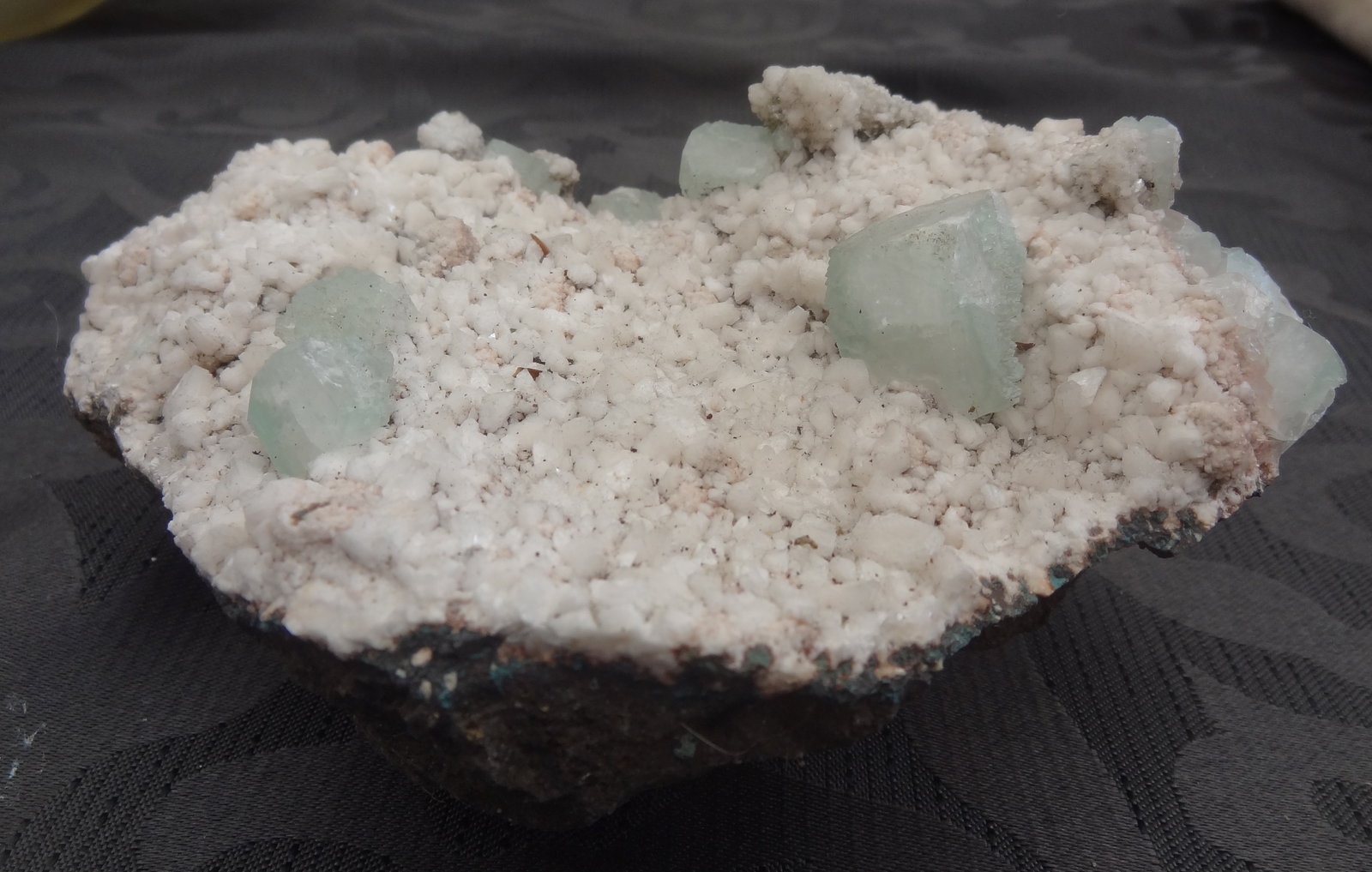 Fluorapophyllite-(K) on Heulandite-Ca
16,5 x 14 x 6cm
(Autor: Dave van Bladel)