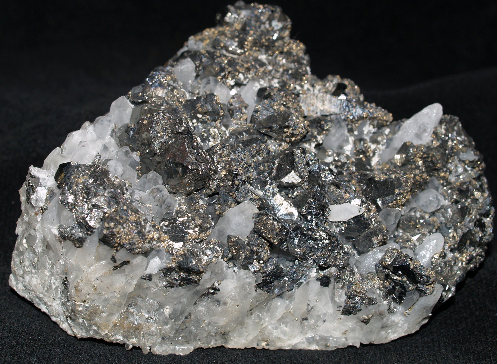 Bournonite with Pyrite
8x7x2.5 cm
(Autor: Joseph DOliveira)
