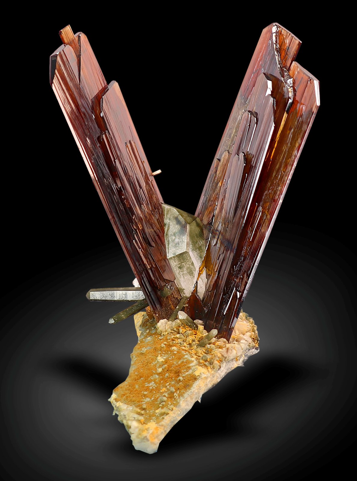 Brookite and Quartz
5 x 6 x 6.5 cm / main crystal: 5.7 cm.
(Autor: MIM Museum)