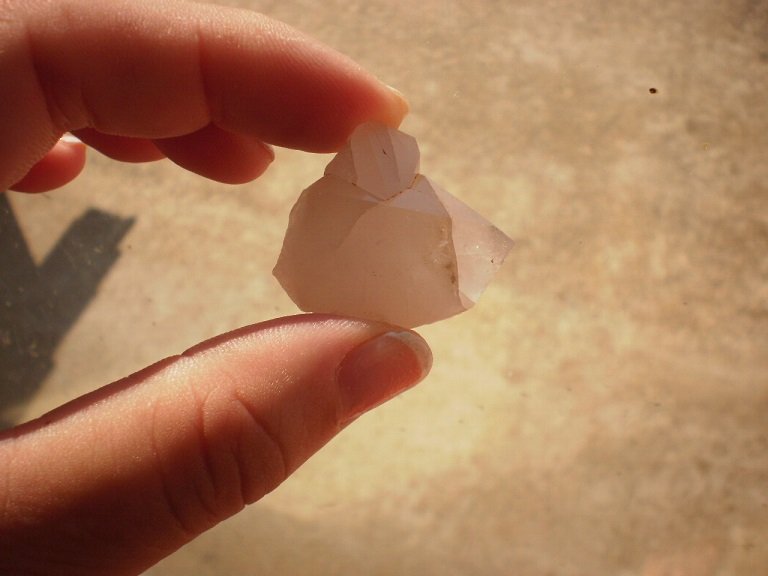 Quartz
1" high and 1 1/4" wide and 1/2" deep
(Autor: Reelgoodwoman)