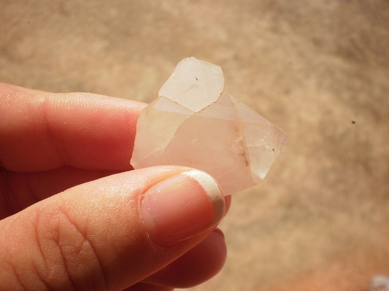 Quartz
1" high and 1 1/4" wide and 1/2" deep
(Autor: Reelgoodwoman)