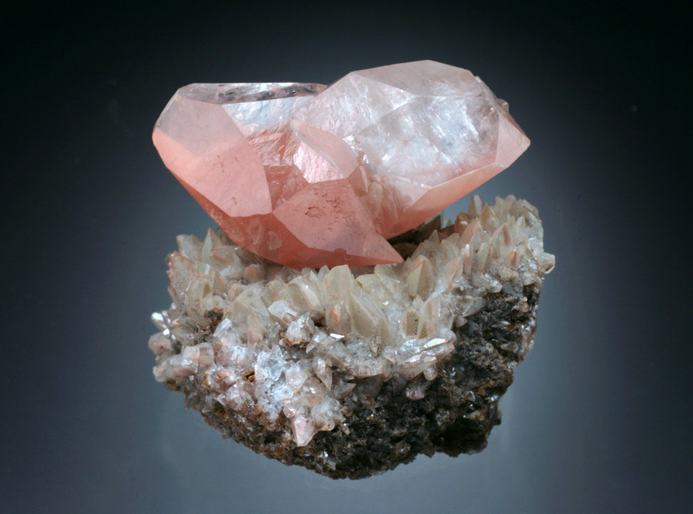Calcite
7x6x6 cm overall size
(Autor: Jesse Fisher)