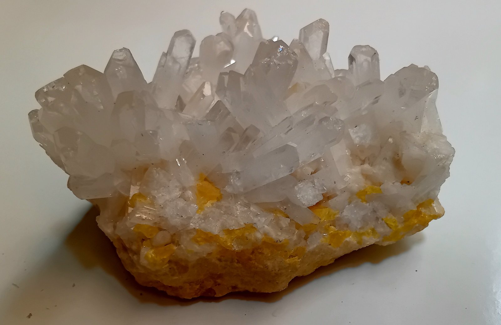 Celestine, native sulphur on calcite
8x7x5.5 cm
(Autor: mineralenzo)
