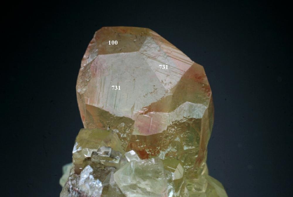 Fluorite
crystal is 3 cm across
(Autor: Jesse Fisher)