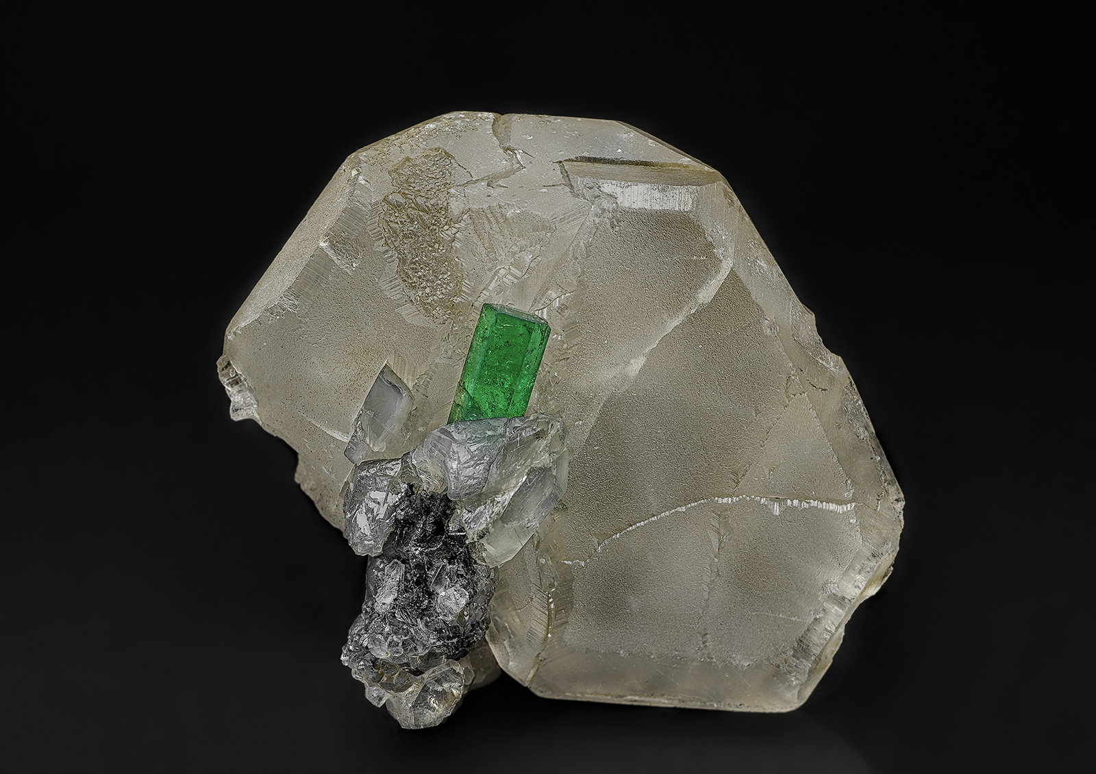 Beryl (variety emerald), Calcite
3.9 x 3.7 cm
(Autor: am mizunaka)
