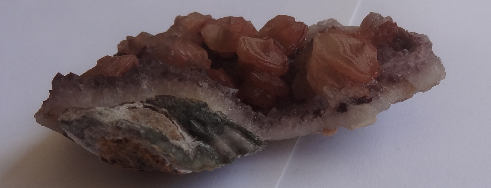 Calcite on Quartz (variety amethyst)
7,5x5,5x3,8cm
(Autor: Dave van Bladel)